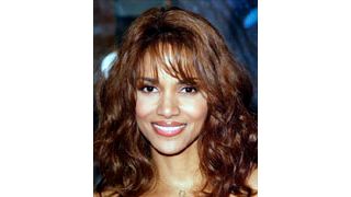 ハル・ベリー、オレンジの水着で体重チェック