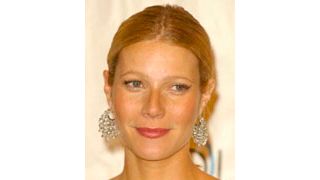 グウィネス・パルトロウ、パパラッチのためにポーズ