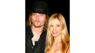 ミラ・ソルヴィーノ、郡庁舎で結婚