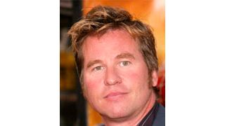 ヴァル・キルマー、舞台でモーゼに扮する