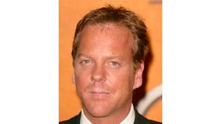 キーファー・サザーランド、クラブで突然ストリップ