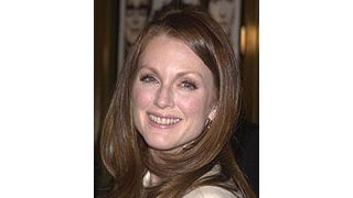 ジュリアン・ムーア、奉仕活動の広告へ