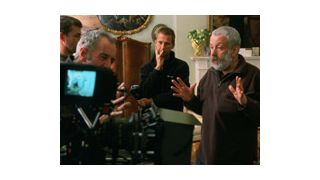 ヴェネチア国際映画祭、金獅子賞はマイク・リー監督の『ベラ・ドレイク』
