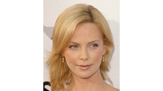 シャーリーズ・セロン、ケガでプレミアを欠席