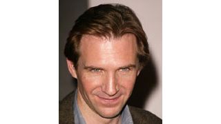 レイフ・ファインズとドナルド・サザーランド、政治ドラマで共演