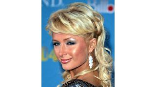 パリス・ヒルトン、イベントに6時間の遅刻