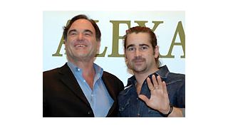 前代未聞! コリン・ファレルが記者会見中に一服