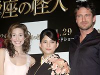 歌姫役のエミー・ロッサム、上原多香子、怪人役のジェラルド・バトラー