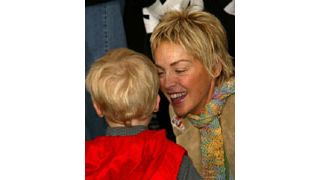 シャロン・ストーン、マラリア予防のための寄付を呼びかける