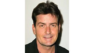 チャーリー・シーン、浮気を否定