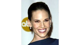 ヒラリー・スワンク、果物持ち込みで罰金