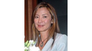 会見中にトレーニング！肉体派女優ミシェル・ヨー来日