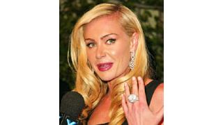 ポーシャ・デ・ロッシ、元恋人の名前のタトゥを消す