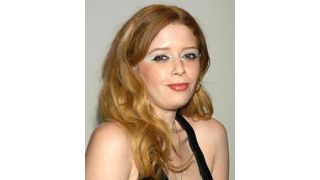 ナターシャ・リオンに逮捕状