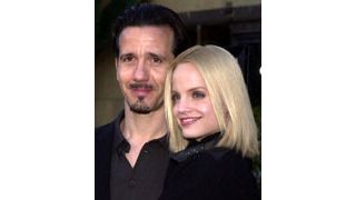 ミーナ・スヴァーリ、17歳年上の夫と離婚