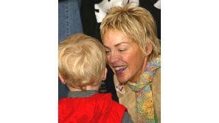 シャロン・ストーン、男の子を養子に