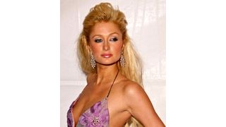 パリス・ヒルトンの水着姿でサーバーがダウン