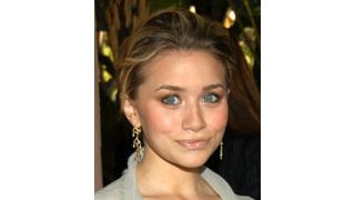 アシュレイ・オルセン、単独で雑誌のカバーを飾る