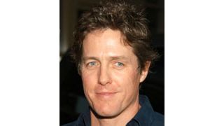 リズ・ハーレイ、公衆の面前でヒュー・グラントの指をしゃぶる