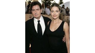 デニース・リチャーズ、手には婚約指輪