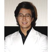 衝撃のヘアスタイル! ヨン様の8:2分けに650人が釘付け