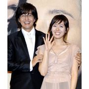 嫉妬の声が響く! ヨン様“恋人”を抱きしめる