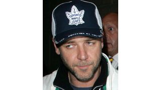 ラッセル・クロウ、ホテル従業員と和解へ