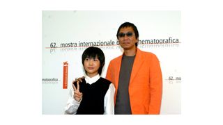 神木少年、ヴェネチア国際映画祭のレッドカーペットに体育座り!