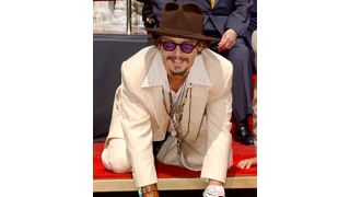 ジョニー・デップ、ハリウッドの殿堂に手形を残す