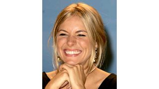 シエナ・ミラー、レオナルド・ディカプリオとツーショット