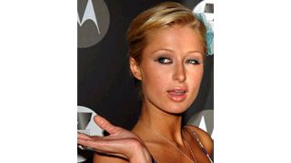 パリス・ヒルトン、自動車の接触事故にあう