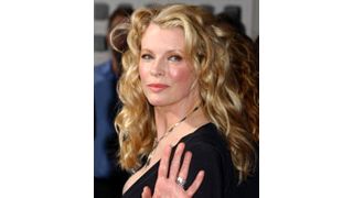 キム・ベイシンガー、子供の養育権争いに終結