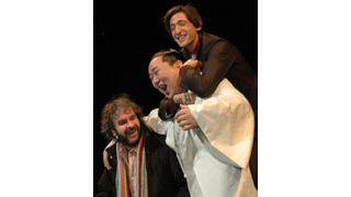 ピーター・ジャクソンが朝青龍とキング・コングごっこ