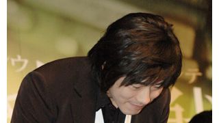平謝りのクォン・サンウ真っ青で到着