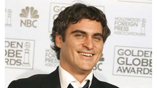 ホアキン・フェニックス、事故で車が横転