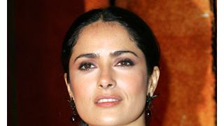 サルマ・ハエック、虐待された女性たちのために寄付