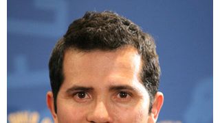 ジョン・レグイザモ、アラスカで氷の芸術祭に参加
