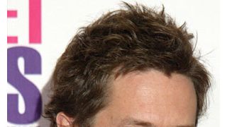 ヒュー・グラント、パパラッチのお尻をキック