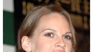 ヒラリー・スワンク、新作香水の顔に
