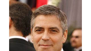 最優秀助演男優賞、ジョージ・クルーニー、プレゼンターのニコールと熱いキス