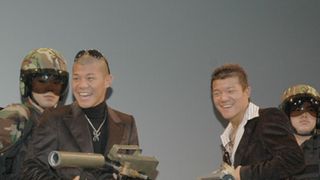 亀田兄弟、バズーカ砲持って記者の発言に“メンチ切り”！　