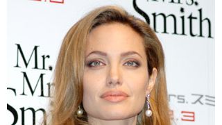 アンジェリーナ・ジョリー、病身の母をパリへ呼ぶ