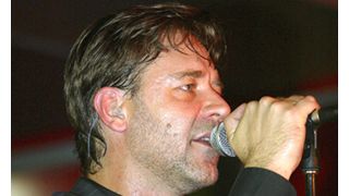 ラッセル・クロウ、コンサートでの喫煙が問題に