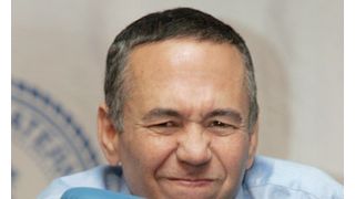 ギルバート・ゴットフリー、最もセクシーじゃない男に選ばれる。ブラピは100位