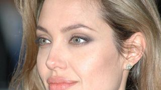 アンジェリーナ・ジョリー、ピープル誌の最も美しい人のトップに