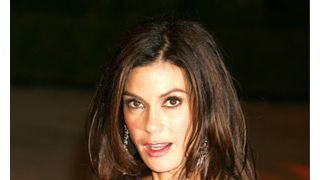 テリー・ハッチャー、撮影中に電球が破裂して目にケガ