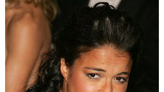 ミシェル・ロドリゲス、本3冊を抱えて刑務所入り