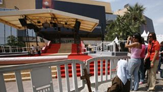 『ダ・ヴィンチ・コード』に抗議したシスターが会場前で座り込み