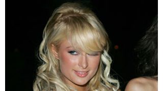 パリス・ヒルトン、美乳ドレスでパーティー三昧！