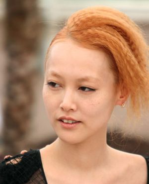 話題の バベル に出演した金髪モヒカンの日本人女優 第59回カンヌ国際映画祭 シネマトゥデイ